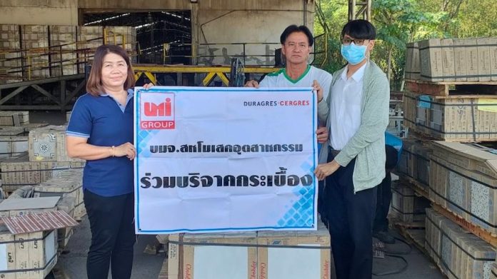 UMI มอบกระเบื้องในโครงการ “ดูราเกรสเราช่วยกัน” เพื่อปรับปรุงพื้นที่ ให้แก่โรงเรียนวัดราษฎร์ศรัทธาธรรม จังหวัดสระบุรี