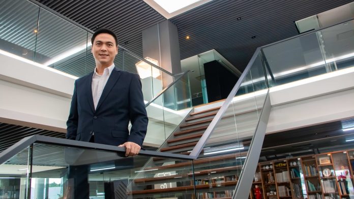 คุณชนัตถ์ สรไกรกิติกูล กรรมการผู้จัดการสายการเงินและบริหารความเสี่ยง บริษัท แพรนด้า จิวเวลรี่ จำกัด (มหาชน) หรือ PDJ