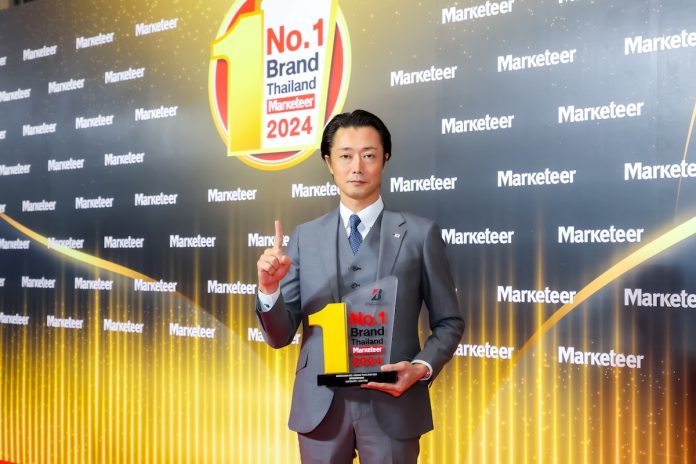 คุณโชทาโร่ คิตะมุระ ผู้อำนวยการสายงานธุรกิจยางรถยนต์นั่งและรถบรรทุกขนาดเล็ก บริษัท บริดจสโตนเซลส์ (ประเทศไทย) จำกัด รับรางวัล “Marketeer No.1 Brand Thailand 2024” ประเภทยางรถยนต์