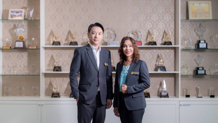 นายเชิดศักดิ์ วัฒนวิจิตรกุล กรรมการผู้จัดการใหญ่ TPCH และนางกนกทิพย์ จันทร์พลังศรี ประธานคณะกรรมการบริหาร TPCH
