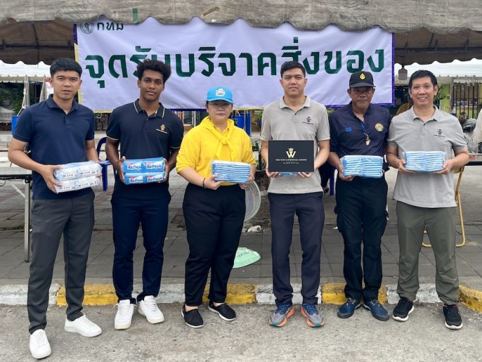TWC มอบผ้าเย็น จนท. สนับสนุนการปฏิบัติงานเจ้าหน้าที่ จากเหตุอาคารถล่ม