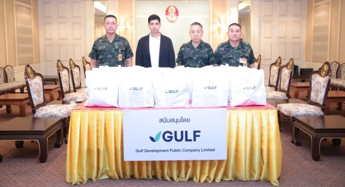 GULF ส่งต่อความห่วงใยให้ทหารไทย มอบถุงยังชีพ 1,000 ชุดให้ ‘กองทัพบก’ สนับสนุนปฏิบัติการภารกิจด้านความมั่นคงพื้นที่ชายแดนไทย – กัมพูชา