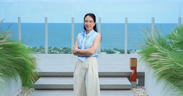 นางสาวพราวพุธ ลิปตพัลลภ กรรมการบริหาร บริษัท พราว เรียล เอสเตท จำกัด (มหาชน) หรือ PROUD