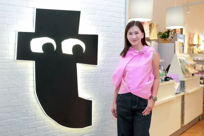 นางสาวกฤษชนก ปัทมสัตยาสนธิ กรรมการผู้จัดการ บริษัท อินเด็กซ์ ลิฟวิ่งมอลล์ จำกัด (มหาชน) หรือ ILM