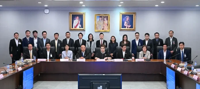 “ศุภมาส” จี้แก้ 3 ปมร้อน "ชำรุด-ลอยแพ-ราคาดิ่ง" ช่วยผู้ซื้อรถ EV เดือดร้อนกว่า 1,300 ราย สั่ง สคบ.ทำ e-Book ฉลาก เช็กก่อนซื้อ สร้างการรับรู้ผู้บริโภคด่วน .
