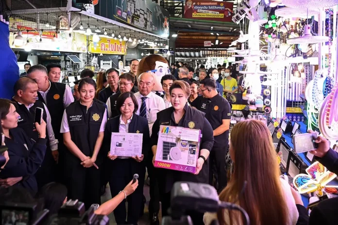 "ศุภมาส" บุกคลองถม สั่งฟันโซลาร์เซลล์ไม่ได้มาตรฐาน อายัดสินค้าจำนวนมาก ลุยตรวจทั่วประเทศ ดันเป็น "สินค้าควบคุมฉลากเฉพาะ" และคุมเข้ม "สัญญาติดตั้ง"