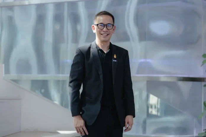 คุณมนตรี สถาพรกุล หัวหน้าฝ่ายคุ้มครองข้อมูลส่วนบุคคล บมจ. ทรู คอร์ปอเรชั่น