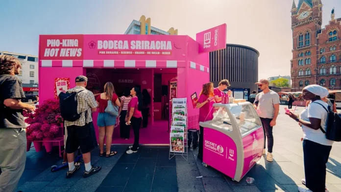 NRF เผย SABZU ร่วมกับร้าน Pho สร้างสีสันกลางกรุงลอนดอน จัดกิจกรรม “Bodega Sriracha” เปิดตัว Pink Sriracha ณ สถานีรถไฟ King’s Cross SABZU ภายใต้ NRF ร่วมกับร้าน Pho จัดกิจกรรม Bodega Sriracha เปิดตัว Pink Sriracha ณ สถานี King's Cross กรุงลอนดอน