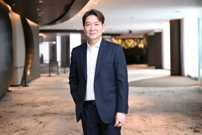 นายพีระพงศ์ จรูญเอก ประธานเจ้าหน้าที่บริหาร บริษัท ออริจิ้น พร็อพเพอร์ตี้ จำกัด (มหาชน) หรือ ORI