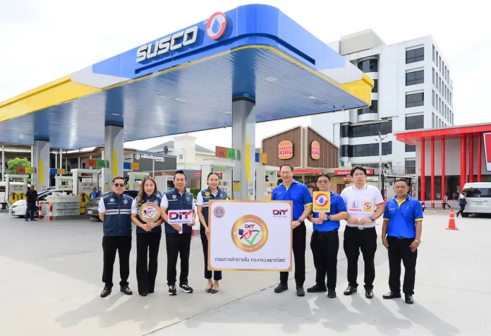 SUSCO คว้าป้ายสัญลักษณ์ "หัวจ่ายสีทอง" ส่งสถานีบริการเข้าร่วมโครงการครบ 100% การันตีความเที่ยงตรง โปร่งใส มั่นใจทุกลิตร นายชัยฤทธิ์ สิมะโรจน์ ผู้บริหาร SUSCO รับมอบป้ายสัญลักษณ์ หัวจ่ายเชื้อเพลิงมาตรฐานสีทอง จากกรมการค้าภายใน ณ SUSCO SQUARE ปิ่นเกล้า