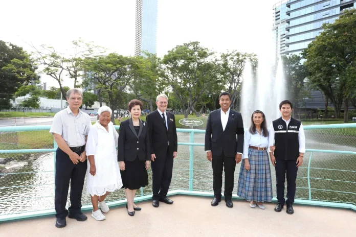 บี.กริม ส่งมอบ “Fountain of Compassion” กลางสวนลุมพินี ปั้นจุดเช็คอินแห่งใหม่ใจกลางเมือง ก้าวสู่สวนสาธารณะสมบูรณ์แบบ ดร.ฮาราลด์ ลิงค์ ประธานบี.กริม และนายชัชชาติ สิทธิพันธุ์ ผู้ว่าฯ กทม. ร่วมรับมอบ “Fountain of Compassion” น้ำพุแห่งความโอบอ้อมอารีใจกลางสวนลุมพินี