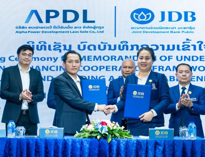 ALPHAX ส่ง APDL จับมือ JDB เสริมแกร่งทางเลือกเงินทุน ปูทางพัฒนา Solar ใน สปป.ลาว สูงสุด 400 MW กำพล ทรวงบูรณกุล CEO ALPHAX ในพิธีลงนาม MOU ระหว่าง APDL และ JDB เพื่อสนับสนุนสินเชื่อพัฒนาโครงการ Solar ใน สปป.ลาว 400 MW
