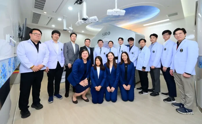 BIZ ร่วมงานโรงพยาบาลศิริราช เปิดตัวเครื่องฉายแสง Halcyon Version 5 แห่งแรกในเอเชีย สมพงษ์ ชื่นกิติญานนท์ CEO BIZ ร่วมพิธีเปิดตัวเครื่องฉายแสง Halcyon Version 5 กับผู้บริหารโรงพยาบาลศิริราช