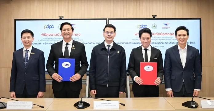 ดีอี ผลักดันนโยบายยกระดับการคุ้มครองข้อมูลส่วนบุคคล ผนึกกำลัง ไปรษณีย์ไทย – สคส. ขับเคลื่อน D/ID สู่โครงสร้างพื้นฐานดิจิทัลไทย สร้างความเชื่อมั่น และการจัดส่งที่ปลอดภัยสำหรับประชาชน ไชยชนก ชิดชอบ รมว.ดีอี ร่วมกับ ดร.ดนันท์ สุภัทรพันธุ์ ไปรษณีย์ไทย และ สคส. เปิดตัว Digital Post ID (D/ID)