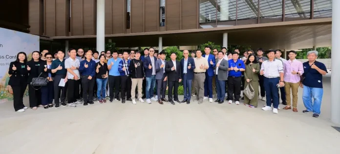 EKH เปิดบ้านต้อนรับ นักลงทุนจาก บล.พาย และ ThaiVI โชว์ศักยภาพธุรกิจสุขภาพ เดินหน้าขยายบริการครบวงจร นายแพทย์อำนาจ เอื้ออารีมิตร ผู้อำนวยการ EKH และคณะผู้บริหาร ต้อนรับนักลงทุน บล.พาย และ ThaiVI ณ โรงพยาบาลบลูม