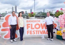 ไทย เอเอเอ็ม ส่งโดรนโชว์ 1,000 ลำ ในงาน Bangkok Flower Festival 2026 นายวิโรจน์ พรประกฤต, นางสาวอัญรัตน์ พรประกฤต และนายนิธาน ชัยเนตร ผู้บริหารจาก GCAP และไทย เอเอเอ็ม ร่วมชมการแสดงโดรนโชว์ 1,000 ลำ ในงาน Bangkok Flower Festival 2026