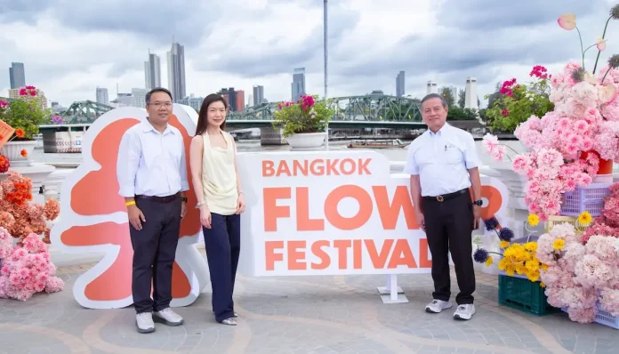 ไทย เอเอเอ็ม ส่งโดรนโชว์ 1,000 ลำ ร่วมสร้างสีสันบนท้องฟ้า ในงาน “Bangkok Flower Festival 2026” นายวิโรจน์ พรประกฤต, นางสาวอัญรัตน์ พรประกฤต และนายนิธาน ชัยเนตร ผู้บริหารจาก GCAP และไทย เอเอเอ็ม ร่วมชมการแสดงโดรนโชว์ 1,000 ลำ ในงาน Bangkok Flower Festival 2026