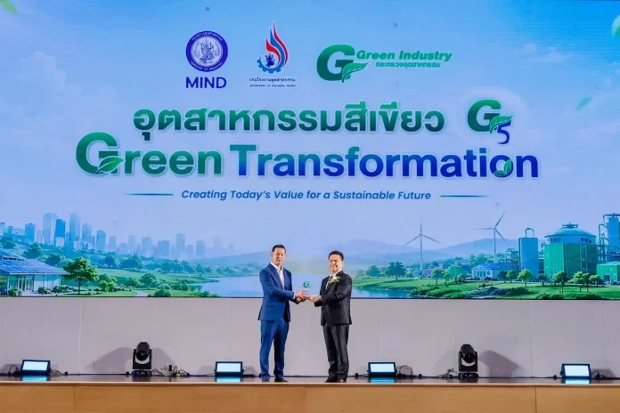 PCE ปลื้ม! บ.ย่อย "นิว ไบโอดีเซล" คว้า 3 รางวัล Green Industry Award 2026 วราวุธ ศิลปอาชา มอบรางวัล Green Industry Award 2026 ระดับ 5 แก่ พิศ บูรณะวิทย์ ตัวแทน บจ.นิว ไบโอดีเซล บริษัทย่อย PCE