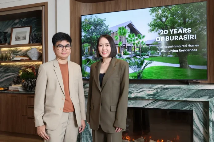 แสนสิริ เปิดตัว “บุราสิริ เวลล์ กรุงเทพกรีฑา” มูลค่า 6,000 ล้านบาท บ้านเดี่ยว ‘Luxury Well-Living’ แห่งแรก ติดถนนใหญ่ฝั่งขาเข้าเมือง ไร้คู่แข่ง ในระดับราคา 23–50 ล้านบาท โครงการบ้านเดี่ยว บุราสิริ เวลล์ กรุงเทพกรีฑา โดยแสนสิริ ดีไซน์ Tropical Retreat