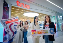 ทรู ต้อนรับ Golden Week แจก 1 หมื่น Tourist SIM ผนึก ตะขาบ 5 ตัว รษิกา สถีระนาวิน ผู้บริหารทรู ร่วมกับ อรมณส์ แก่นศักดิ์ศิริ ผู้บริหารห้าตะขาบ เปิดตัวแคมเปญต้อนรับนักท่องเที่ยวจีน Golden Week