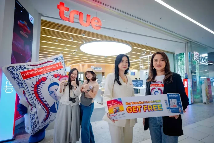 ทรู ต้อนรับ Golden Week แจก 1 หมื่น Tourist SIM ผนึก ตะขาบ 5 ตัว รษิกา สถีระนาวิน ผู้บริหารทรู ร่วมกับ อรมณส์ แก่นศักดิ์ศิริ ผู้บริหารห้าตะขาบ เปิดตัวแคมเปญต้อนรับนักท่องเที่ยวจีน Golden Week