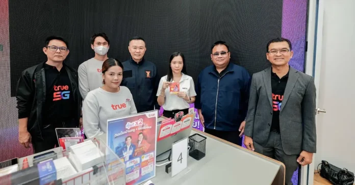 ทรู ผนึก กสทช. ตรวจเข้มลงทะเบียนซิม สกัดอาชญากรรมไซเบอร์ นฤพนธ์ รัตนสมาหาร ผู้บริหารทรู ร่วมกับคณะ กสทช. ลงพื้นที่ตรวจมาตรการลงทะเบียนซิม