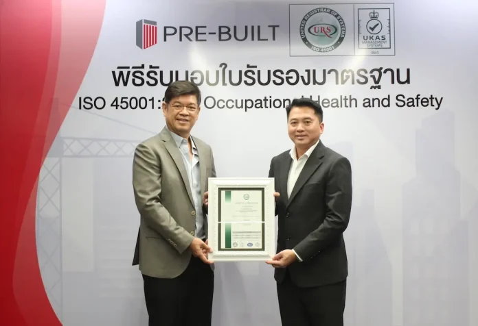 พรีบิลท์ คว้ามาตรฐาน ISO 45001:2018 ตอกย้ำผู้นำก่อสร้าง ยกระดับความปลอดภัยสู่วัฒนธรรมองค์กร คุณวิโรจน์ เจริญตรา ประธานเจ้าหน้าที่บริหาร บมจ.พรีบิลท์ รับมอบใบรับรองมาตรฐาน ISO 45001:2018