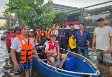 ทรู เกาะติดเขื่อนเจ้าพระยา เสริมสัญญาณ 11 จังหวัด – ส่งวิศวกรกู้แฟลตคลองจั่น ทรู คอร์ปอเรชั่น เกาะติดสถานการณ์น้ำท่วม ส่งทีมวิศวกรลุยน้ำท่วมนำเครื่องปั่นไฟเสริมสถานีฐานแฟลตคลองจั่น และเฝ้าระวัง 11 จังหวัด
