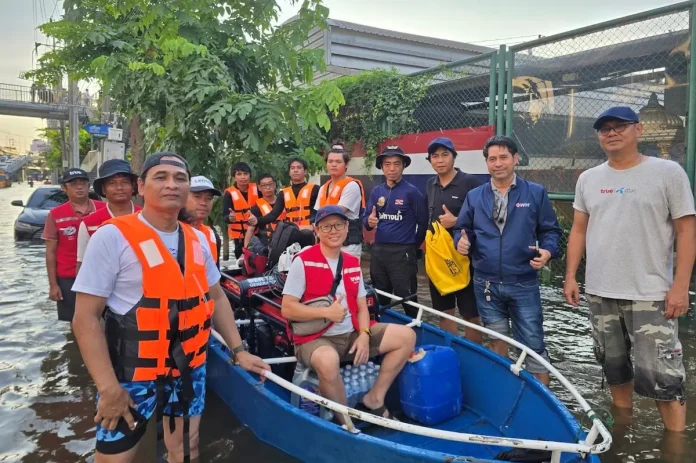 ทรู คอร์ปอเรชั่น เกาะติดเขื่อนเจ้าพระยาระบายน้ำเฝ้าระวังเพิ่ม 11 จังหวัด – รุดลงพื้นที่เคียงข้างชาวแฟลตคลองจั่น ส่งวิศวกรลุยน้ำท่วมนำเครื่องปั่นไฟเสริมการสื่อสารท่ามกลางวิกฤต ทรู คอร์ปอเรชั่น เกาะติดสถานการณ์น้ำท่วม ส่งทีมวิศวกรลุยน้ำท่วมนำเครื่องปั่นไฟเสริมสถานีฐานแฟลตคลองจั่น และเฝ้าระวัง 11 จังหวัด