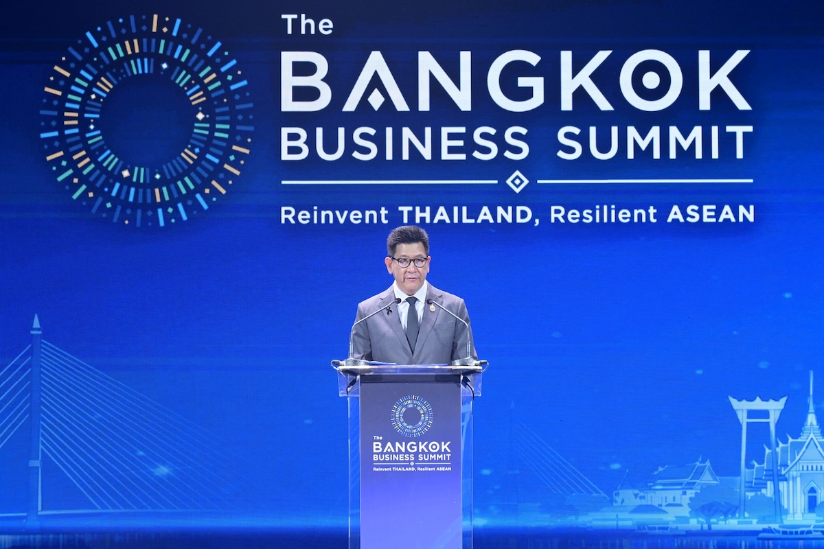 ดร.เอกนิติ นิติทัณฑ์ประภาศ รองนายกรัฐมนตรีและรัฐมนตรีว่าการกระทรวงการคลัง