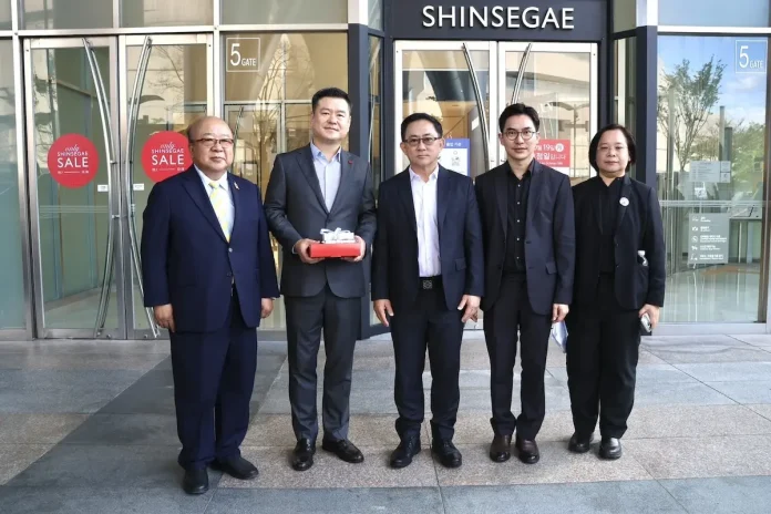 พาณิชย์ เจาะตลาดปูซาน สำรวจสินค้าไทยใน Shinsegae Food Market เร่งต่อยอดช่องทางค้าปลีกคุณภาพ ขยายโอกาสสินค้าไทยสู่ผู้บริโภคเกาหลีใต้ คณะกระทรวงพาณิชย์ โดย DITP ลงพื้นที่สำรวจสินค้าไทยใน Shinsegae Food Market เมืองปูซาน สาธารณรัฐเกาหลี