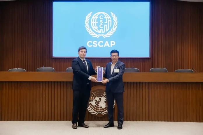 gfc-participates-in-cscap-sustainability-forum-sdg-pin-2026 ภก.นที ตั้งจิตรสดใส ประธานเจ้าหน้าที่บริหาร บริษัท เจเนซีส เฟอร์ทิลีตี เซ็นเตอร์ จำกัด (มหาชน) (GFC) เป็นผู้แทนรับมอบเข็มสัญลักษณ์ SDG ในเวที CSCAP ณ ศูนย์ประชุมสหประชาชาติ (UNCC)