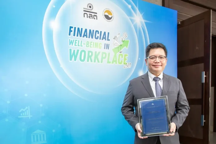 PMC เดินหน้าส่งเสริมความรู้ทางการเงินให้พนักงาน รับประกาศนียบัตรจาก ก.ล.ต. โครงการ Financial Well-being in Workplace นายสุรพงษ์ เหล่าสุทธิ ผู้แทน บริษัท พีเอ็มซี เลเบิล แมททีเรียลส์ จำกัด (มหาชน) (PMC) รับประกาศนียบัตรองค์กรผู้ส่งเสริมความรู้ด้านการเงินการลงทุนแก่บุคลากรจากสำนักงาน ก.ล.ต.