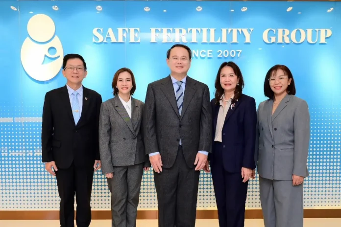 SAFE ฉลองครบ 20 ปี ผู้นำ IVF รับเทรนด์ครอบครัวยุคใหม่ ชูโมเดล “Prepare–Preserve–Prevent” วางแผนมีบุตรองค์รวม ตั้งเป้าขยายฐาน 50,000 ครอบครัวใน 3–5 ปี ดันรายได้เติบโตเฉลี่ย 10 –15% นพ.วิวัฒน์ กว้างคณานุรักษ์ ผู้ก่อตั้งและประธานเจ้าหน้าที่บริหาร บริษัท เซฟ เฟอร์ทิลิตี้ กรุ๊ป จำกัด (มหาชน) (SAFE) ประกาศทิศทางก้าวสู่ปีที่ 20 รุกตลาด IVF ยุคใหม่