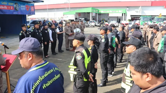 ศุภมาส สั่ง สคบ. จับมือ ตร.-กทม.-คมนาคม ระดมรถยก 27 คัน เร่งช่วยรถจมน้ำเคหะร่มเกล้า ย้ำเคลื่อนย้ายปลอดภัย ลดภาระผู้ประสบภัย นางสาวศุภมาส อิศรภักดี สั่ง สคบ. บูรณาการตำรวจ กทม. และกระทรวงคมนาคม ระดมรถยกช่วยเหลือรถยนต์จมน้ำที่เคหะร่มเกล้า