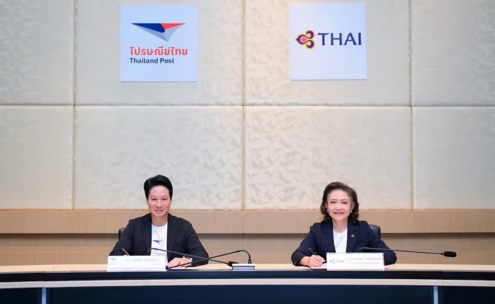 การบินไทย จับมือ ไปรษณีย์ไทย พัฒนา “Airport-to-Home Delivery” ผสานศักยภาพ Air Cargo สู่เครือข่ายจัดส่งทั่วประเทศ ยกระดับโลจิสติกส์ครบวงจรจากสนามบินถึงหน้าบ้าน ผู้บริหารการบินไทยและไปรษณีย์ไทยลงนาม MoU พัฒนาบริการ Airport-to-Home Delivery เชื่อมโยงโลจิสติกส์จากสนามบินถึงหน้าบ้าน