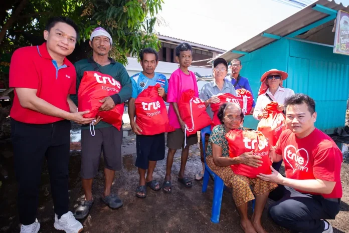 ทรู คอร์ปอเรชั่น ห่วงใยน้ำท่วมบ้านสร้าง ปราจีนบุรี ลุยส่งถุงกำลังใจถึงบ้านเรือนที่ถูกตัดขาด พร้อมดูแลสัญญาณสื่อสารให้ใช้งานได้ตามปกติ TRUE ลงพื้นที่ช่วยเหลือผู้ประสบอุทกภัยอำเภอบ้านสร้าง จังหวัดปราจีนบุรี ส่งมอบถุงกำลังใจและดูแลระบบสื่อสารให้ใช้งานได้อย่างต่อเนื่อง