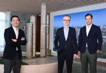 Upper House กวาดยอดขาย 1 หมื่นล้าน เตรียมลุยโรดโชว์ต่างประเทศ จากซ้ายไปขวา: นายเคซี อาว กรรมการผู้จัดการร่วม บริษัท ซิตี้ ไดนามิค จำกัด, นายเอเดรียน โท ผู้อำนวยการธุรกิจอสังหาริมทรัพย์ที่อยู่อาศัย บริษัท สไวร์ พร็อพเพอร์ตี้ส์ จำกัด และนายโทมัส วูลซี กรรมการผู้จัดการร่วม บริษัท ซิตี้ ไดนามิค จำกัด ณ Upper House Residences Lounge กรุงเทพฯ