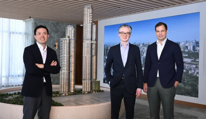 Upper House กวาดยอดขาย 1 หมื่นล้าน เตรียมลุยโรดโชว์ต่างประเทศ จากซ้ายไปขวา: นายเคซี อาว กรรมการผู้จัดการร่วม บริษัท ซิตี้ ไดนามิค จำกัด, นายเอเดรียน โท ผู้อำนวยการธุรกิจอสังหาริมทรัพย์ที่อยู่อาศัย บริษัท สไวร์ พร็อพเพอร์ตี้ส์ จำกัด และนายโทมัส วูลซี กรรมการผู้จัดการร่วม บริษัท ซิตี้ ไดนามิค จำกัด ณ Upper House Residences Lounge กรุงเทพฯ