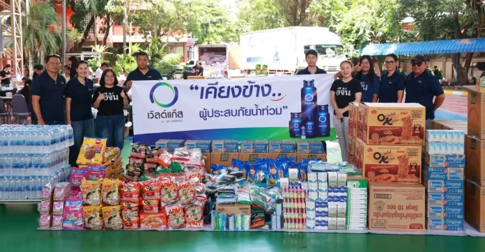 ดับบลิวพี เอ็นเนอร์ยี่ ร่วมกับเพจ “อีจัน” ลงพื้นที่เทศบาลนนทบุรี เขต 4 มอบของใช้จำเป็น พร้อมช่วยประสานส่งก๊าซให้ร้านอาหารในพื้นที่น้ำท่วม ชมกมล พุ่มพันธุ์ม่วง ผู้บริหาร บริษัท ดับบลิวพี เอ็นเนอร์ยี่ จำกัด (มหาชน) (WP Energy) ผนึกกำลังเพจอีจันลงพื้นที่เทศบาลนนทบุรีช่วยเหลือผู้ประสบภัยน้ำท่วมและจัดส่งก๊าซหุงต้ม